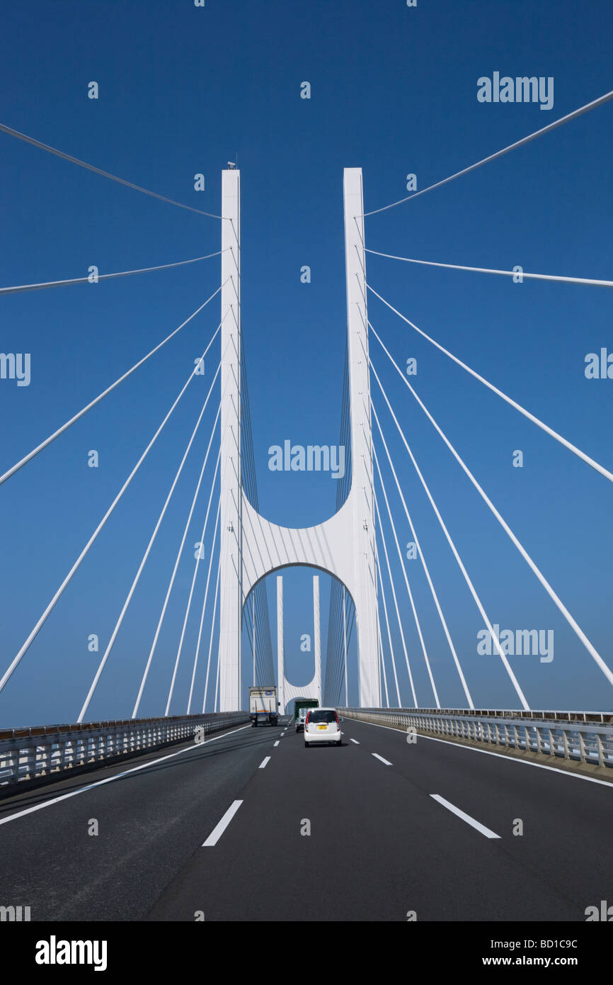Autobahnbrücke unter blauem Himmel Stockfoto