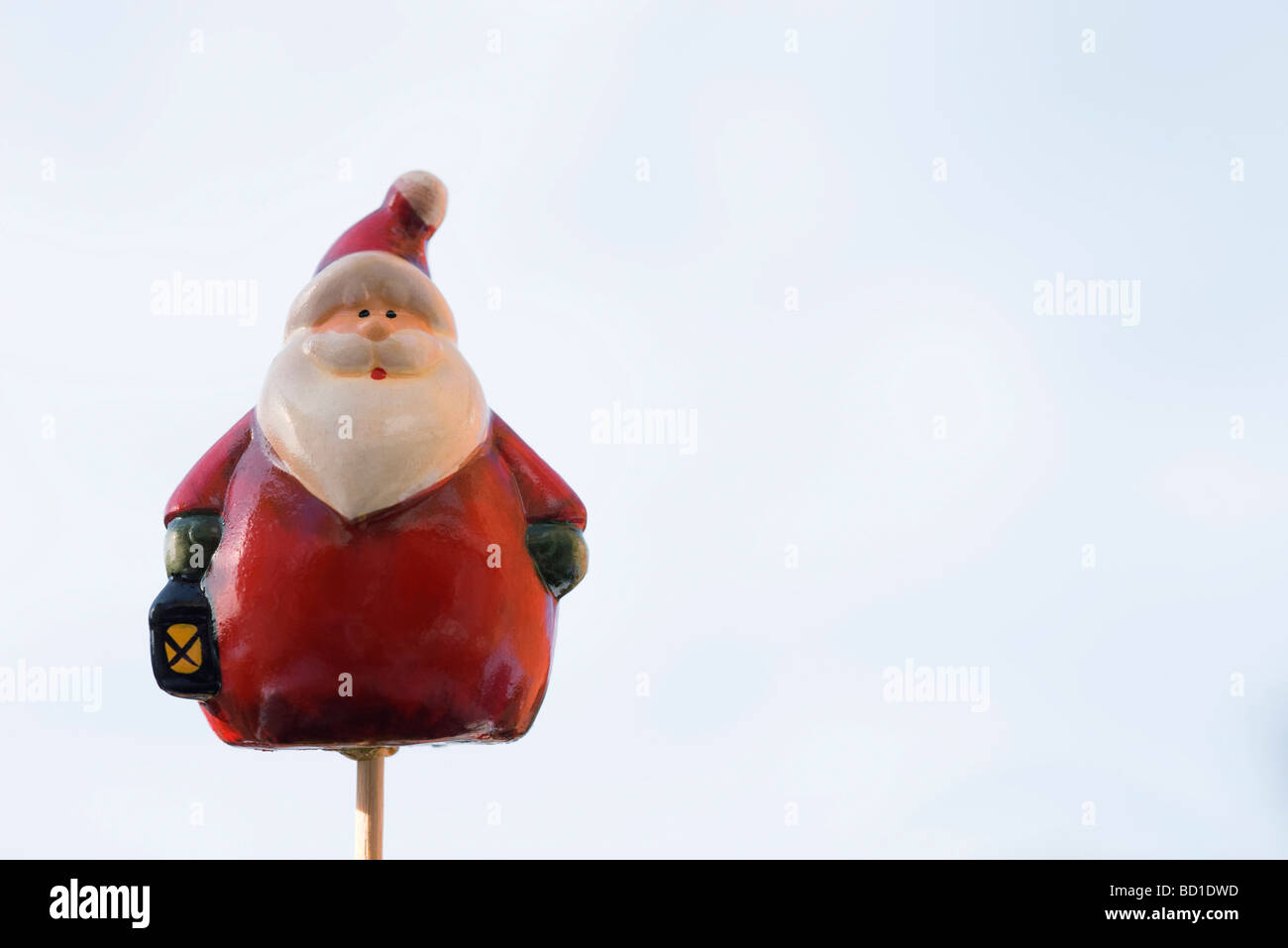 Santa Claus Figur auf dünnen Holzpfosten Stockfoto