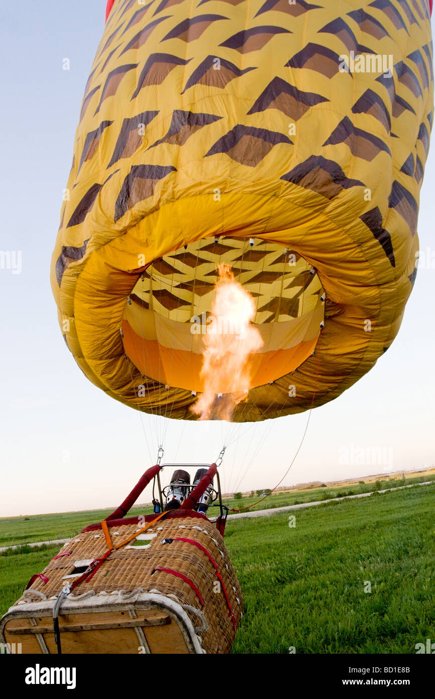 Feuer zum Aufblasen des großen Ballon mit Korb auf dem Boden Stockfoto