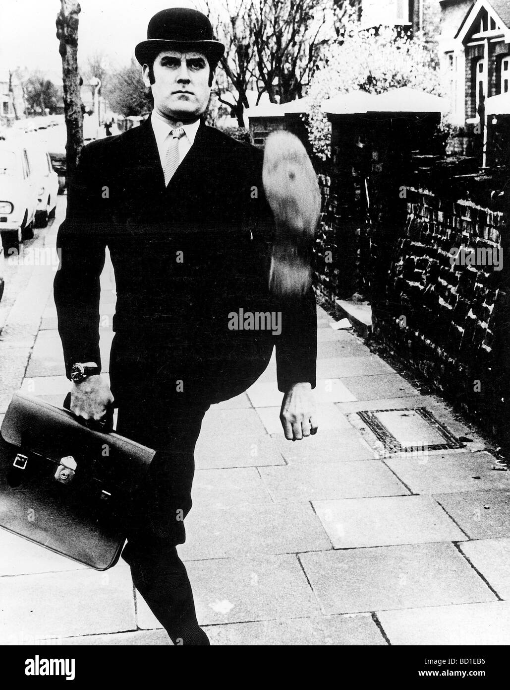 JOHN CLEESE UK Komiker und Schauspieler in einem der Ministry of Silly Walks Skizzen von den Monty Pythons Flying Circus auf BBC gezeigt Stockfoto