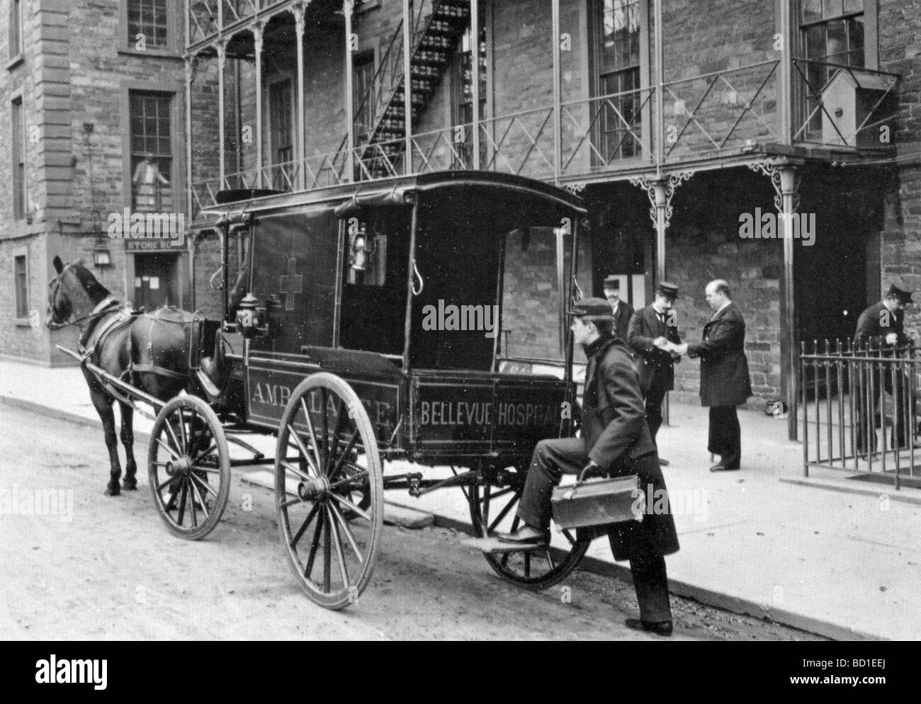 NEW YORK 1896 - Rettungswagen im Bellevue Hospital an der 1st Avenue und 27th Street Stockfoto