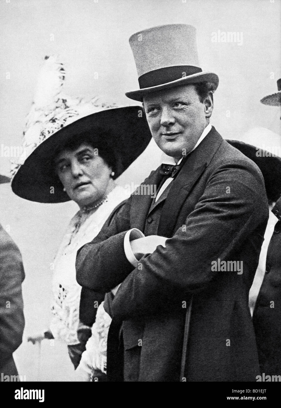 WINSTON CHURCHILL mit seiner Mutter Lady Randolph im Juli 1912 Stockfoto