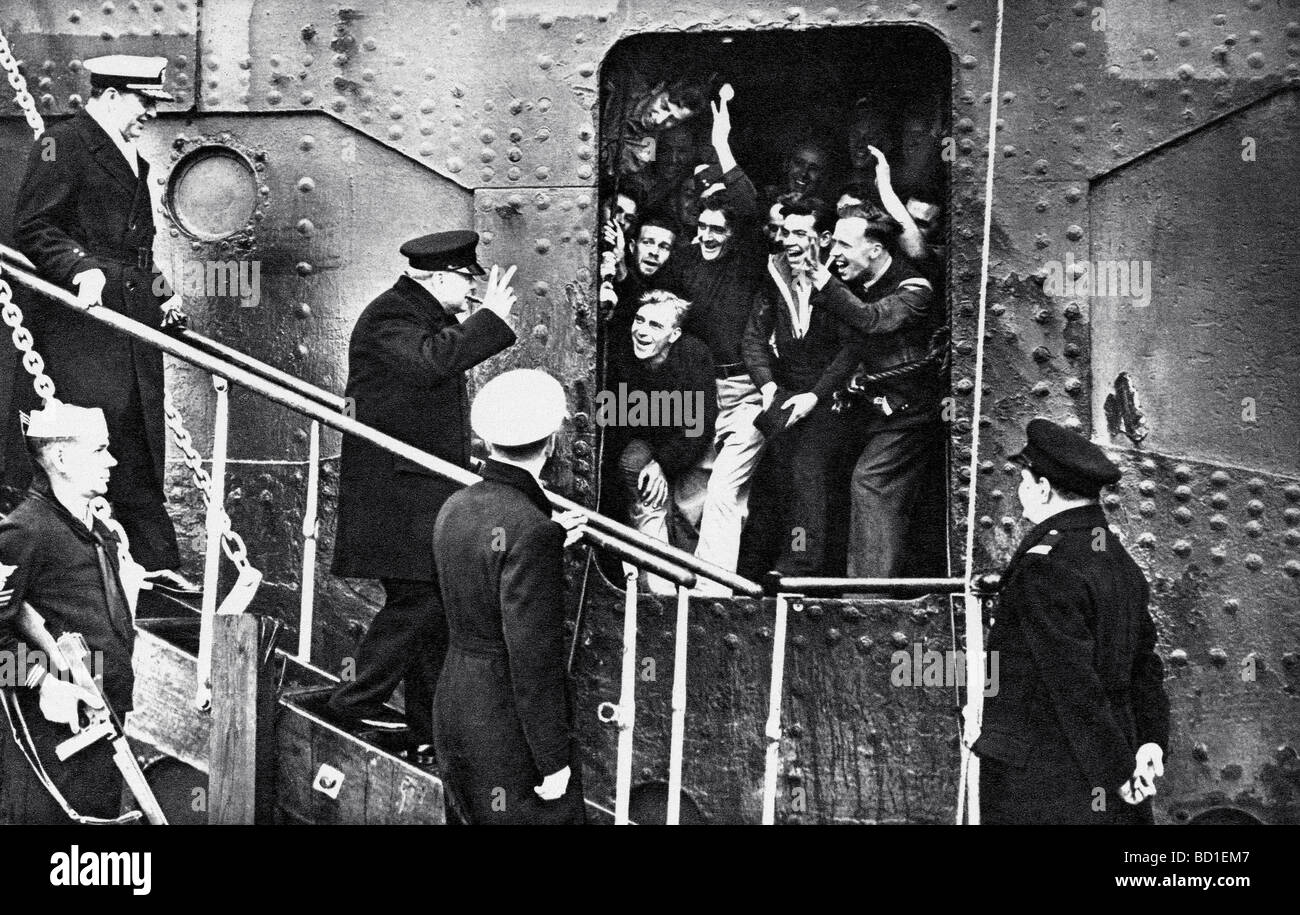 WINSTON CHURCHILL geht an Land von der Queen Mary in New York im Jahr 1943. Sofort steht hinter ihm US Marine Admiral Andrews Stockfoto