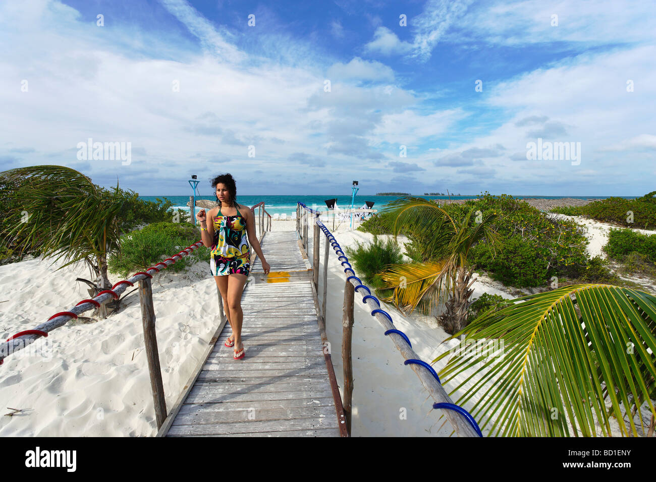 Frau zu Fuß über die Promenade Sandstrand Westindische Inseln Cayo Guillermo Ciego de Avila Kuba Stockfoto