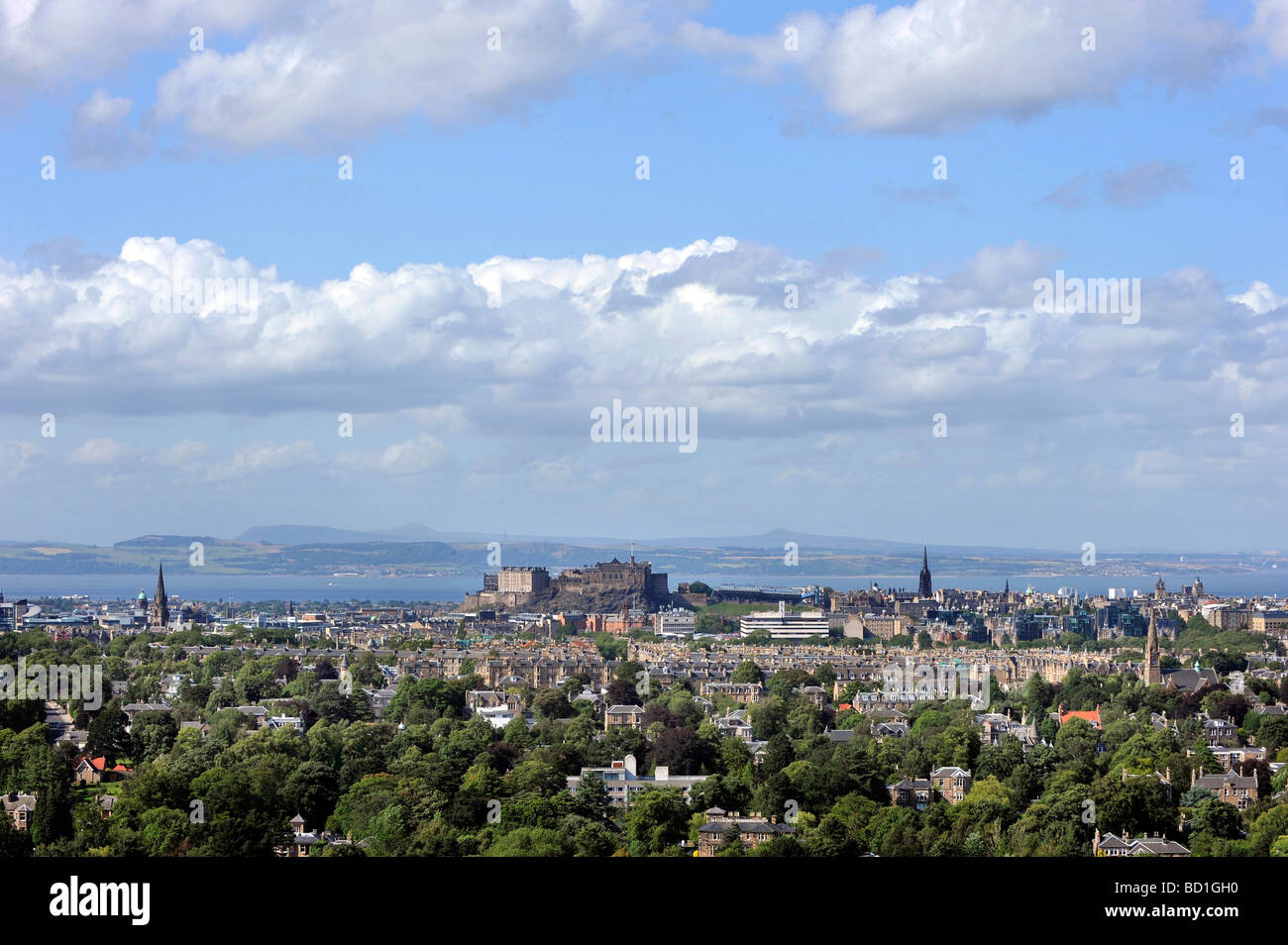 Blick auf Edinburgh Castle und den Firth of Forth von Blackford Hill. Stockfoto