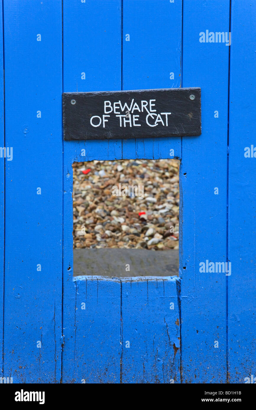 Eine lustige Achtung des Zeichens Katze über eine Katze Eingang schneiden in ein Tor am Fluss bei Topsham Devon Uk Stockfoto