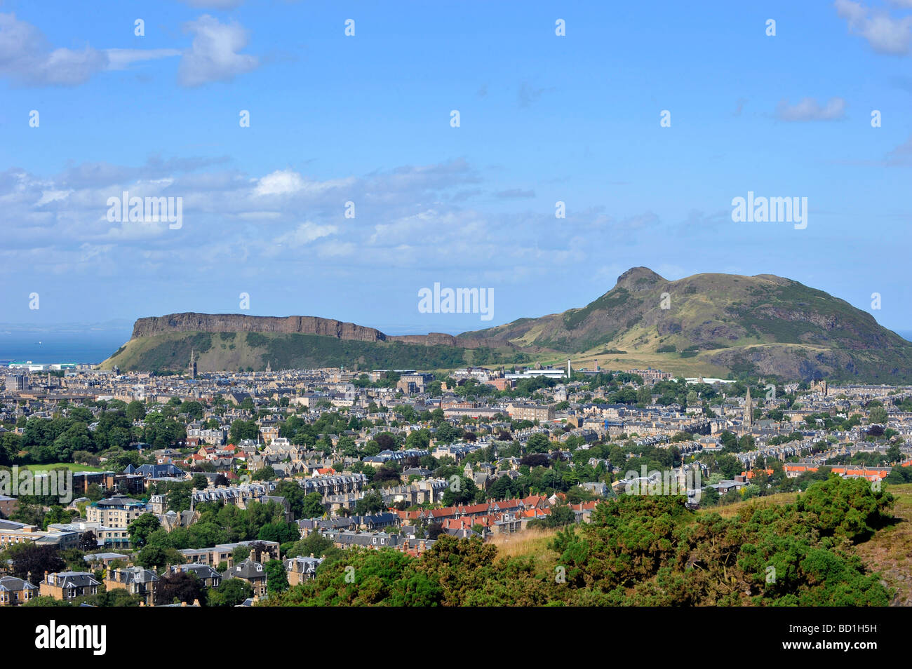 Salisbury Crags und Arthurs Seat, Edinburgh, vom Blackford Hill. Stockfoto