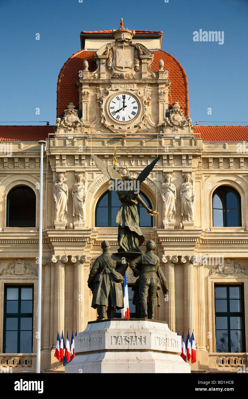 Kriegerdenkmal und Hotel de Ville Rathaus Cannes Provence Alpes Côte d ' Azur Frankreich Stockfoto