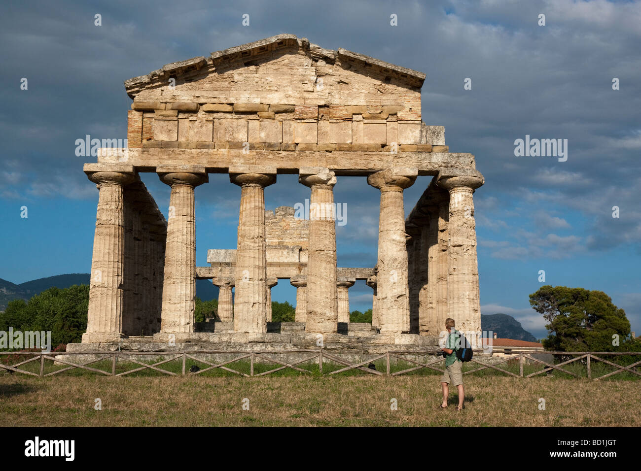 Ein Mensch bewundert die Tempel der Ceres in Paestum, Italien, von Westen gesehen. Stockfoto