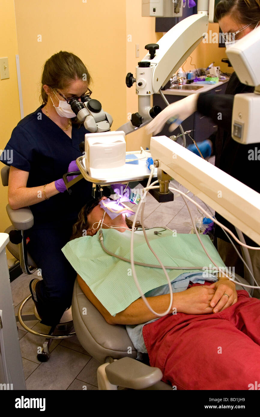 Eine Frau, Frau, Patient erhält eine Wurzelbehandlung aus einem weiblich, Frau, Zahnarzt. Stockfoto