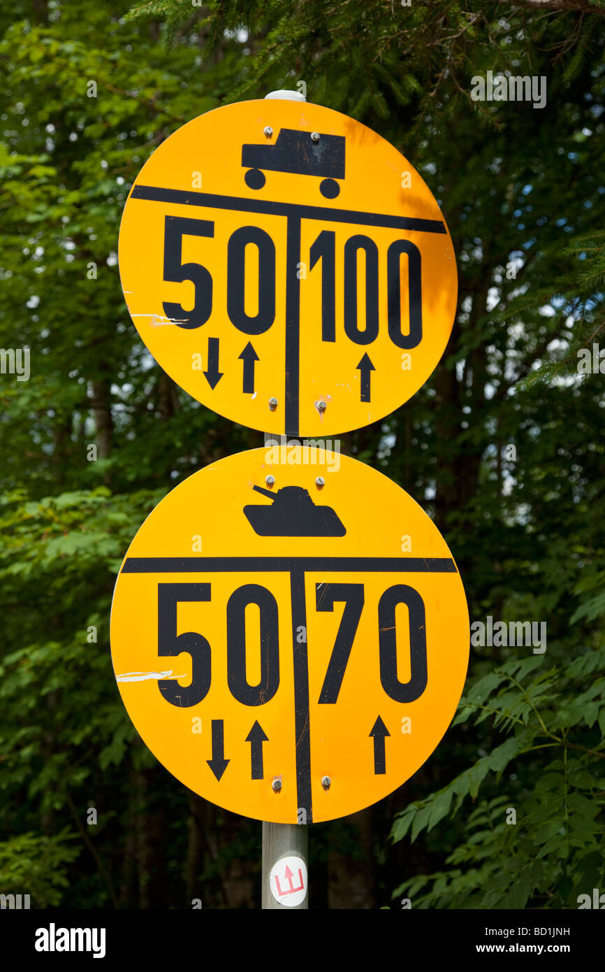 Deutsches Straßenschild für die militärische Gewichtsbegrenzung für Fahrzeugtypen in Deutschland Europa Stockfoto