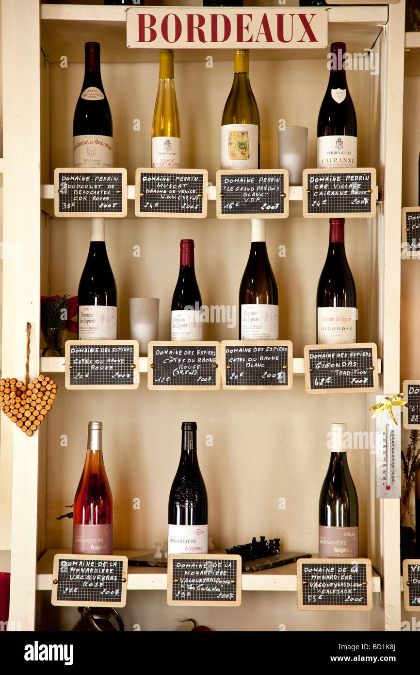 Weinflaschen in Cafe Regalen in Gordes, Provence Frankreich Stockfoto