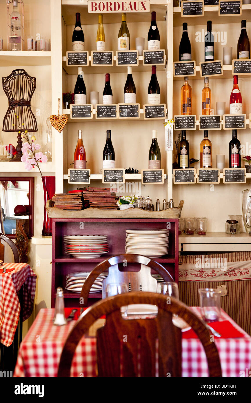 Weinflaschen in Cafe Regalen in Gordes, Provence Frankreich Stockfoto