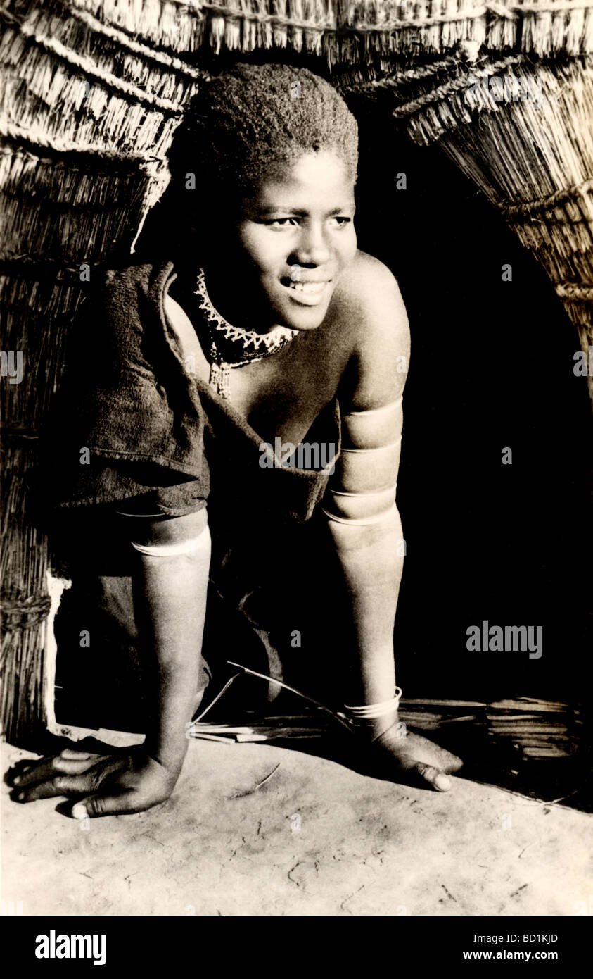 Stammes-Afrikanerin aus ihrer Hütte Stockfoto