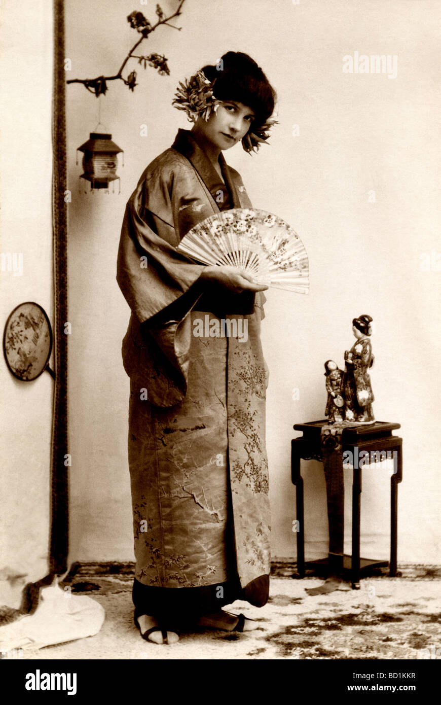 Westliche Frau tragen Japanische Kimono Stockfoto