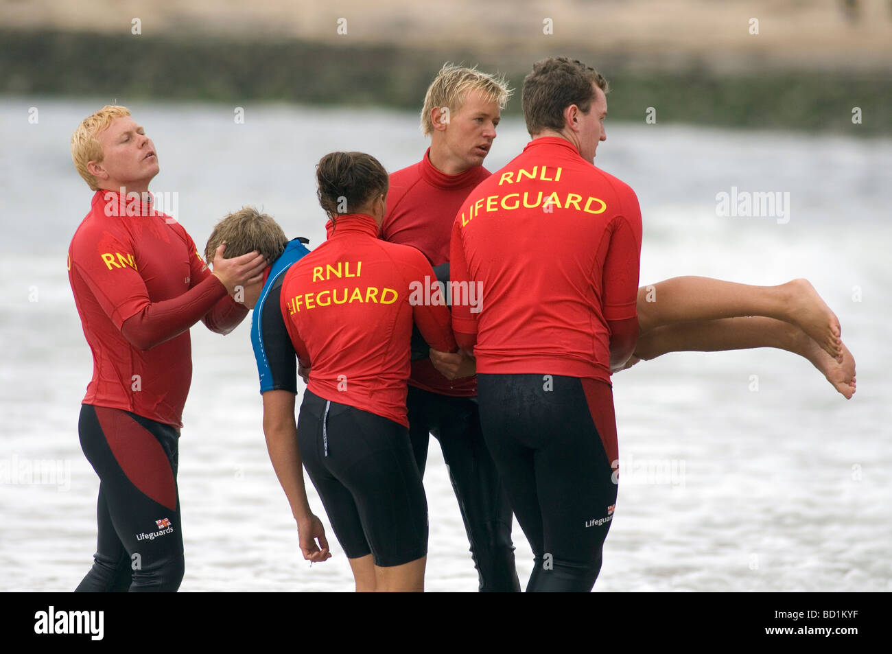 RNLI Rettungsschwimmer retten bei Langland Bucht, Swansea. Stockfoto