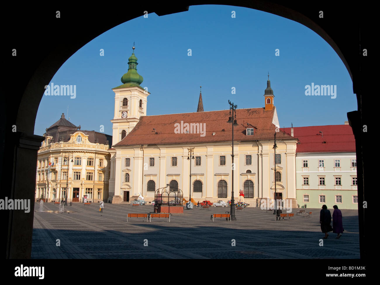 Rumänischen Sibiu Rathaus und römisch-katholische Kirche der Heiligen Dreifaltigkeit Turm an der Piata Mare Platz Fußgängerzone plaza Stockfoto
