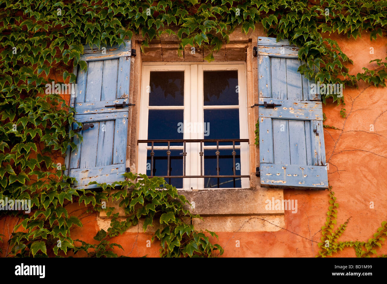 Fenster mit blauen Fensterläden in Roussillon, Provence Frankreich Stockfoto