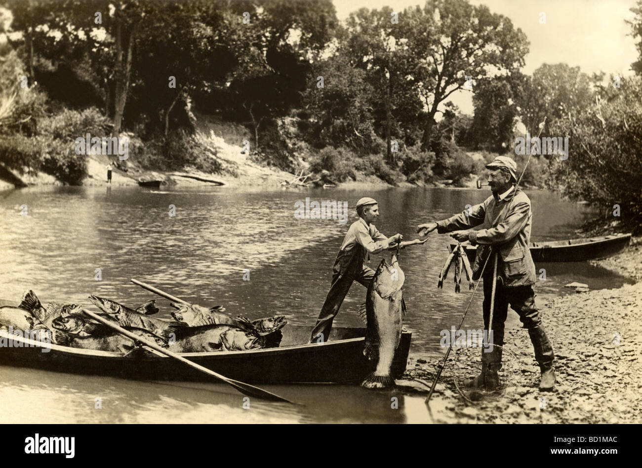 Kaufen Big Fish von unternehmungslustigen jungen Fischer Stockfoto