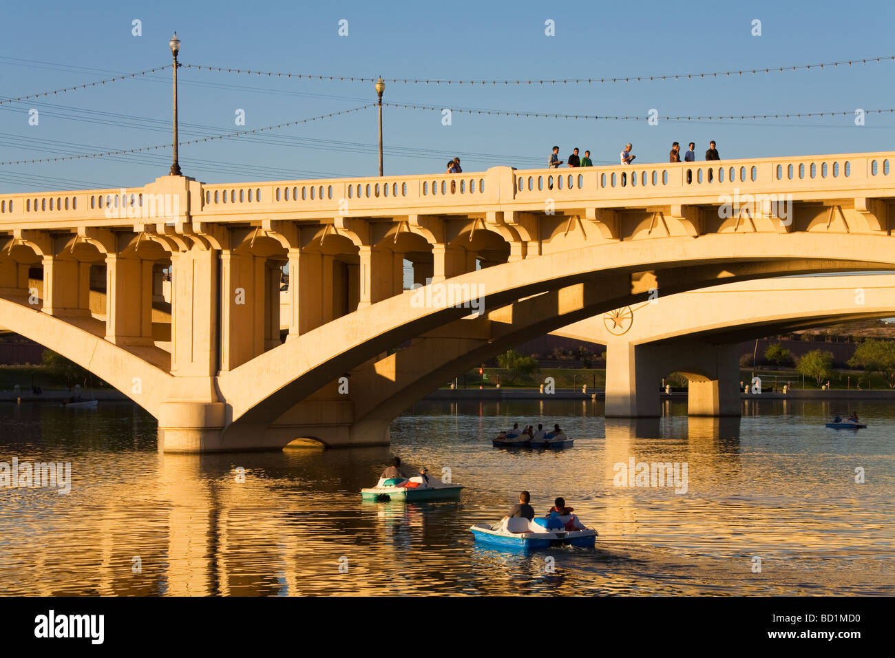 Stadtbrücke See Mill Avenue Tempe größere Phoenix Bereich Arizona USA Stockfoto