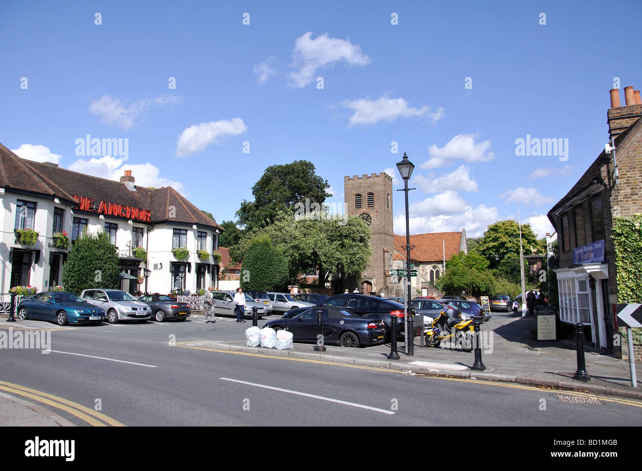 Kirchplatz zeigt St.-Nikolaus-Kirche, alte Shepperton, Surrey, England, Vereinigtes Königreich Stockfoto