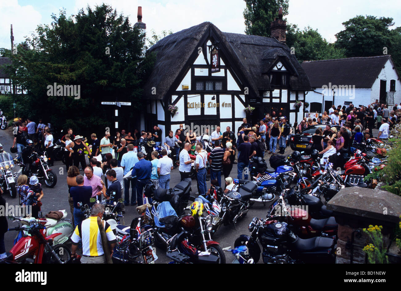 Letzten Wolf Biker Treffen Sie auf die weißen Löwen Pub am Barthomley Stockfoto