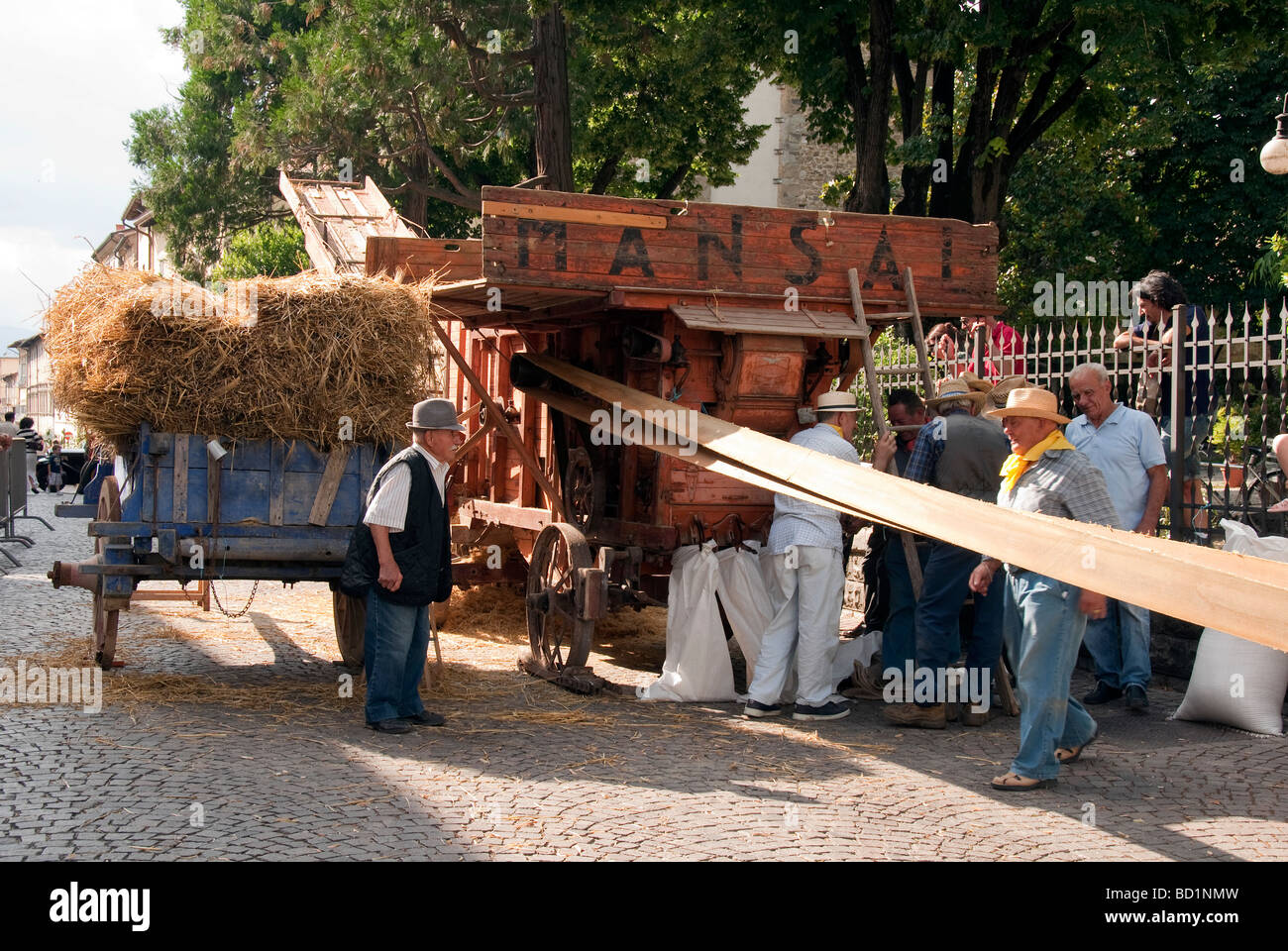 Antiker Bauernhof Maschine für Pressen Heu demonstriert in ein Fest der Traditionen in Sansepolcro Toskana Stockfoto