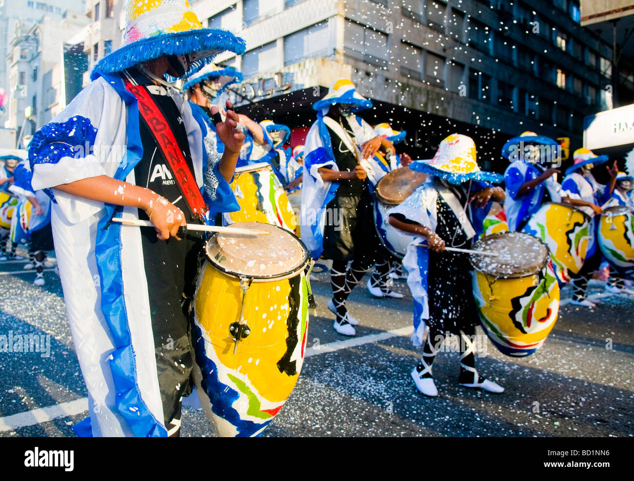 Candombe Trommler marschieren in der Straße von Montevideo Uruguay Stockfoto