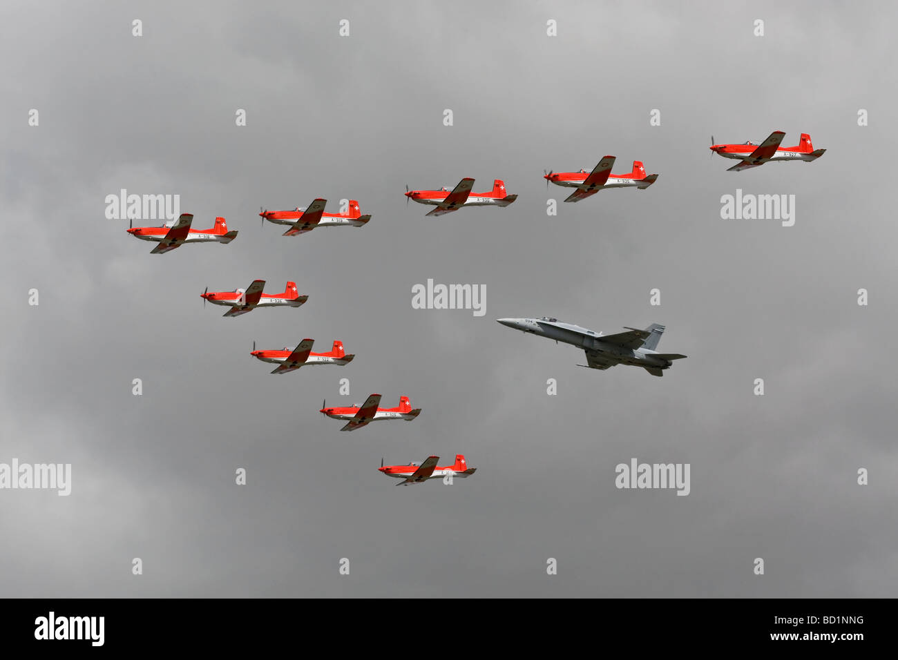Einer engen Formation der Schweizer Luftwaffe Pilatus PC7 Trainingsflugzeug zusammen mit einer F18 Hornet Stockfoto