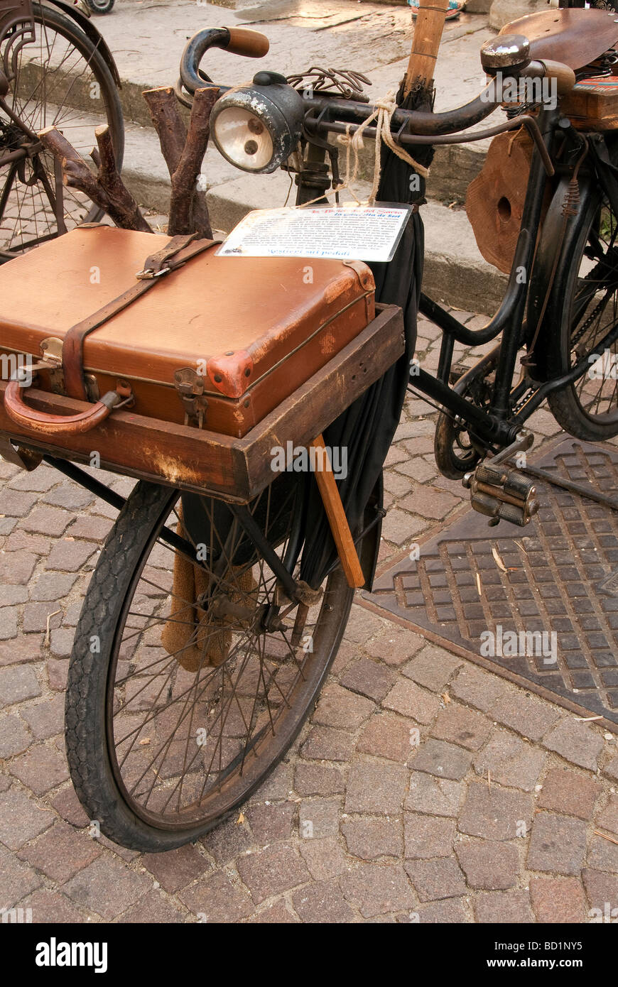Oldtimer Fahrrad auf dem Display auf ein Festival der alten Traditionen in Sansepolcro Toskana Stockfoto