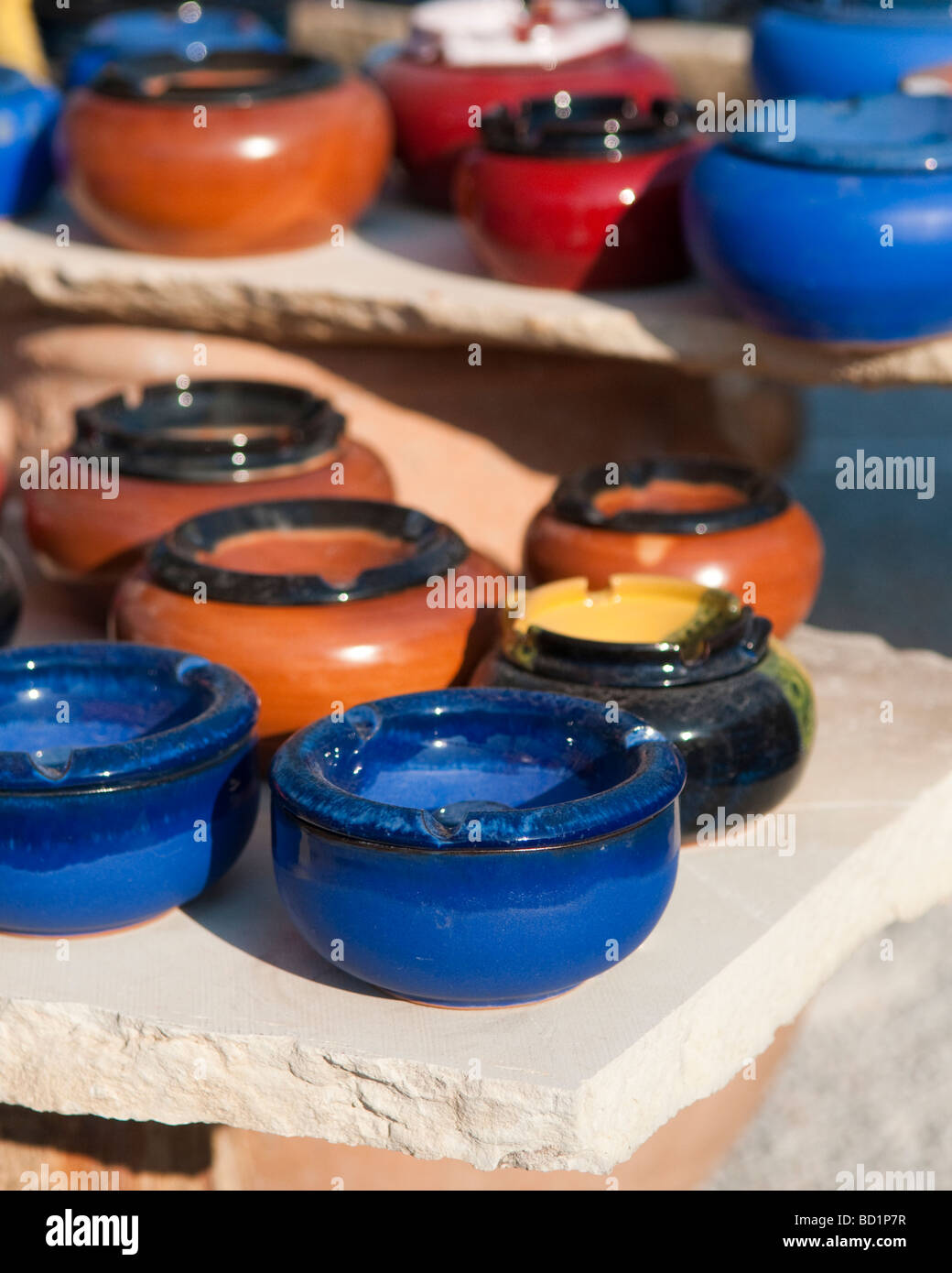 Keramik Geschenke zum Verkauf im Souvenir-Shop. See Kournas, Kreta,  Griechenland Stockfotografie - Alamy