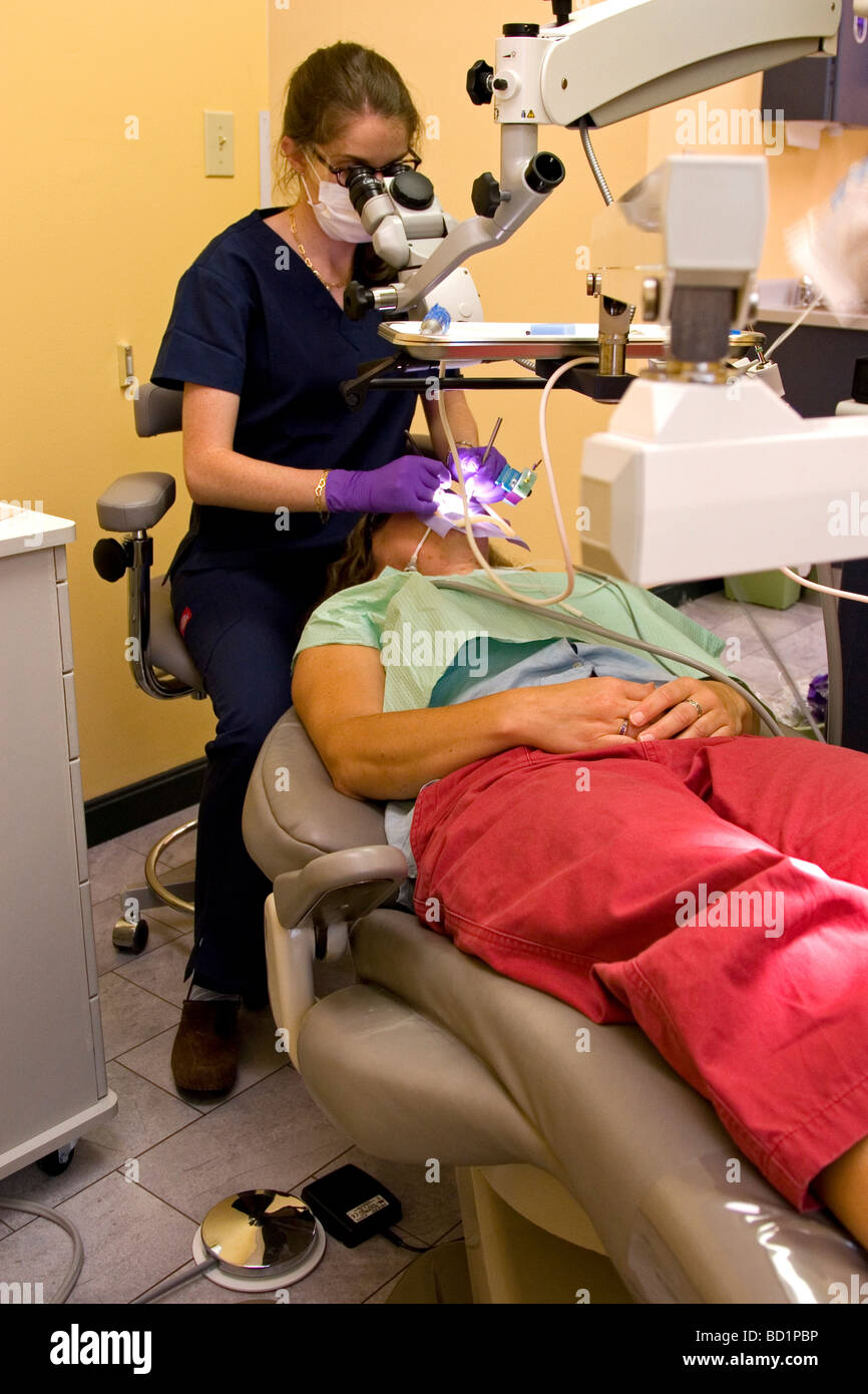 Eine Patientin erhält eine Wurzelbehandlung von einer Zahnärztin. Stockfoto