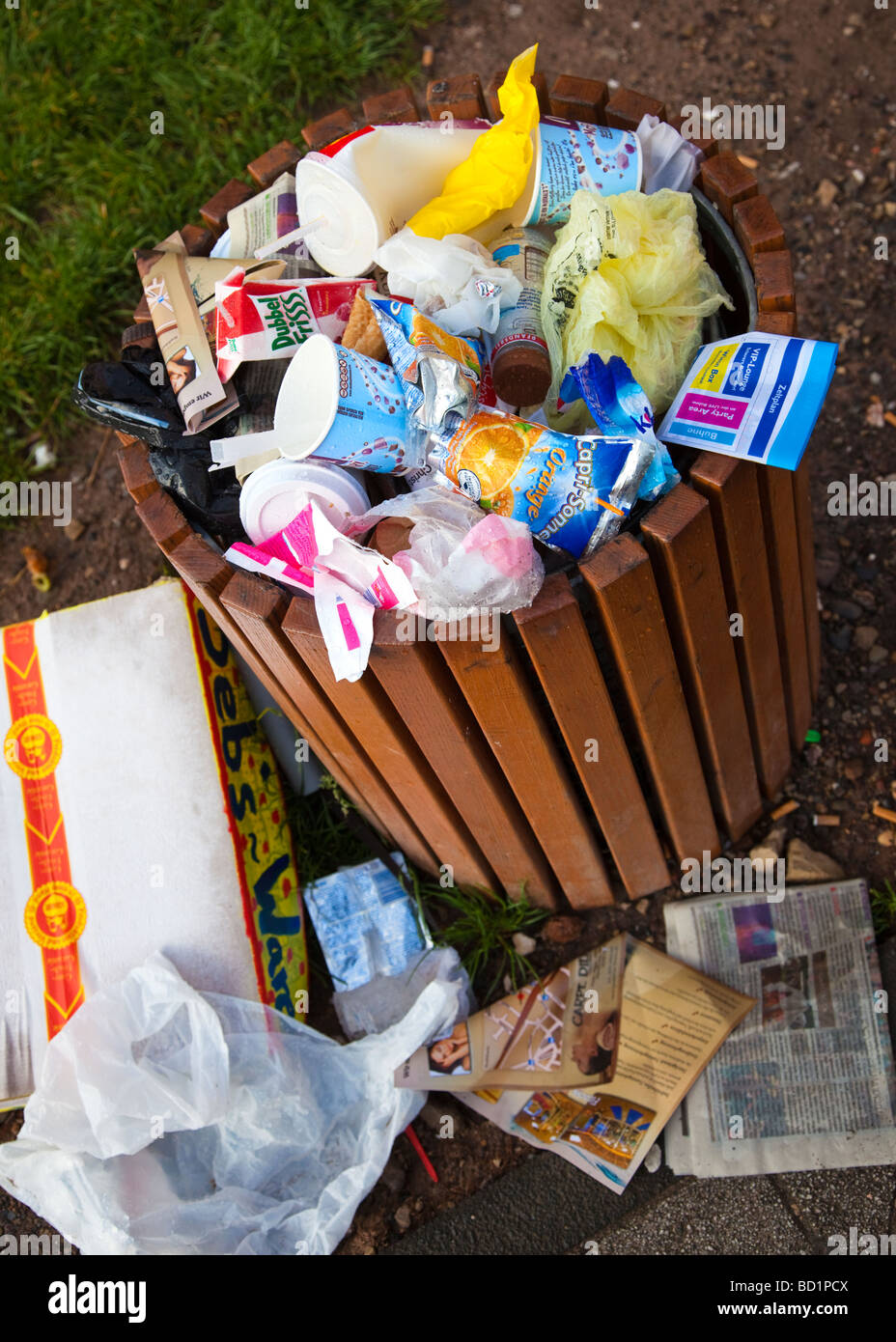 Abfallbehälter überfüllt in der Straße Stockfoto