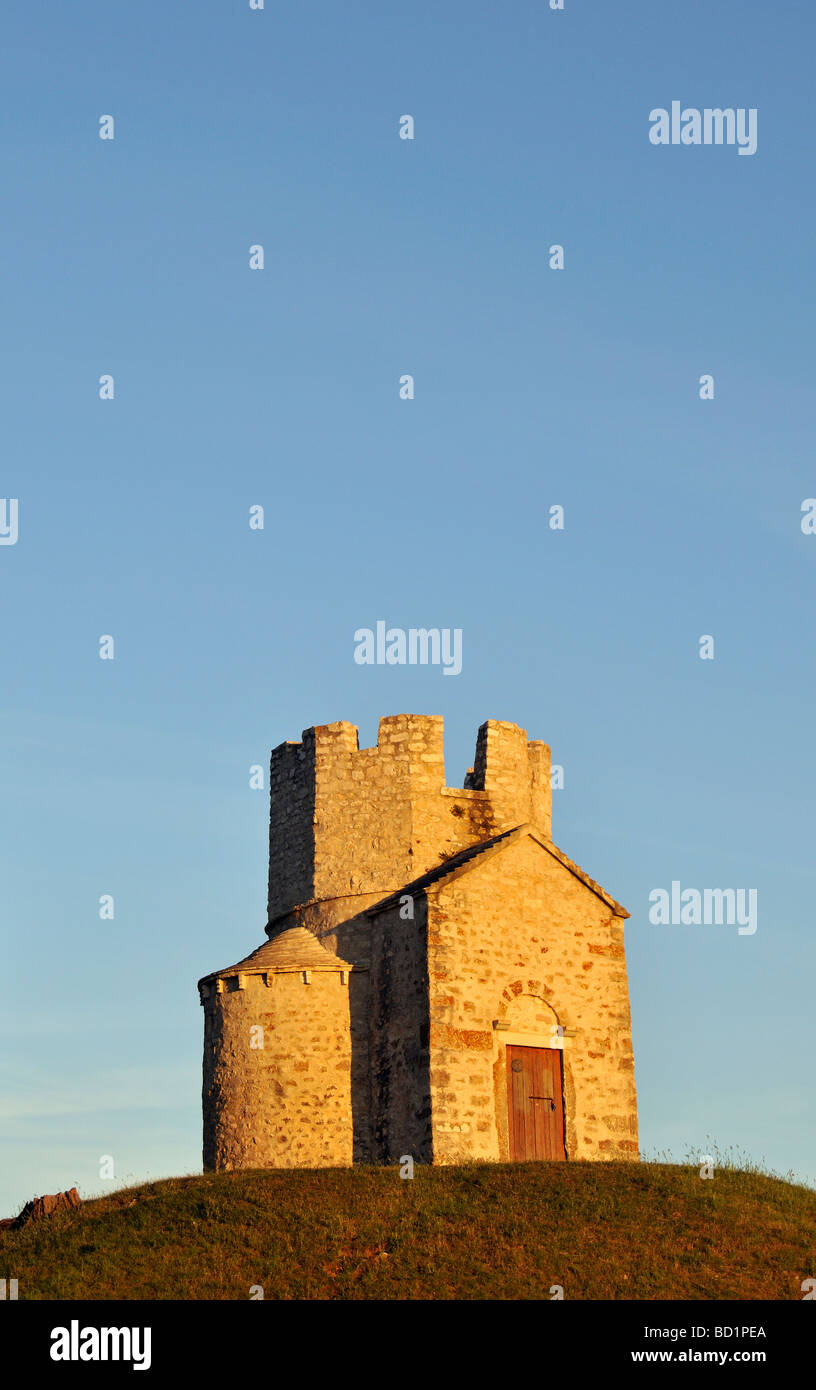 Romanische St. Nicolas (Nicola) Kirche befindet sich auf irden Hügel in Bereichen der Prahulje in der Nähe von Nin in Dalmatien, Kroatien Stockfoto