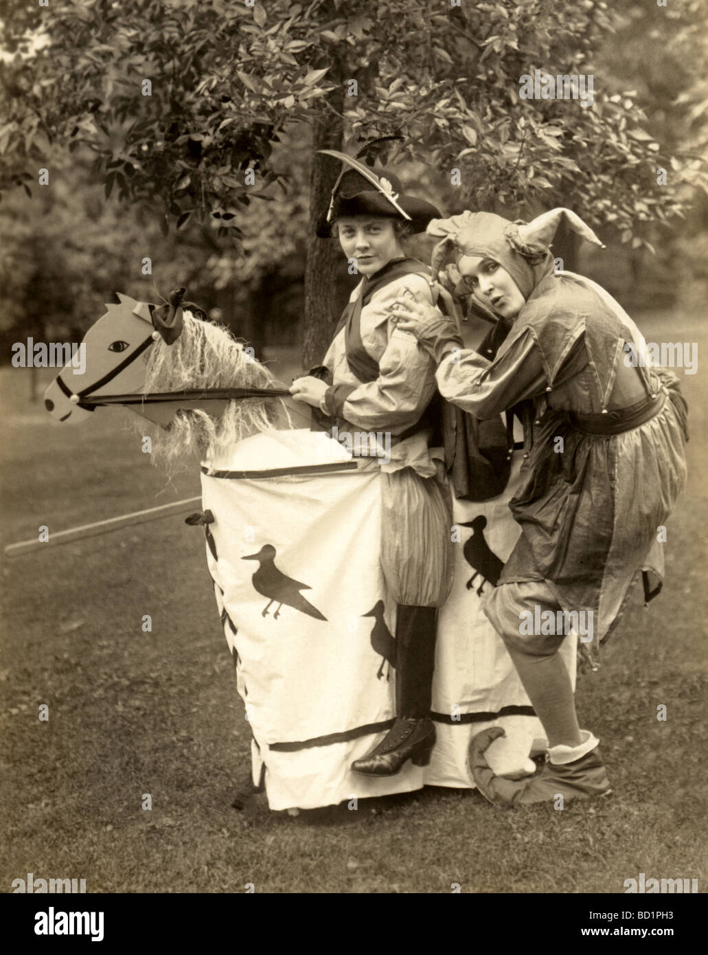 Zwei schöne Frauen Narren in mittelalterlichen Festzug Stockfoto