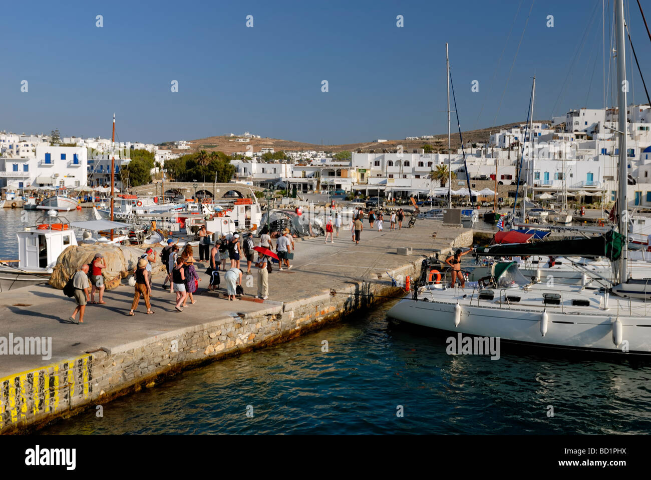 Eine schöne Aussicht auf Hafen und Stadt Naoussa. Naoussa, Paros Insel, Kykladen, Griechenland, Europa. Stockfoto