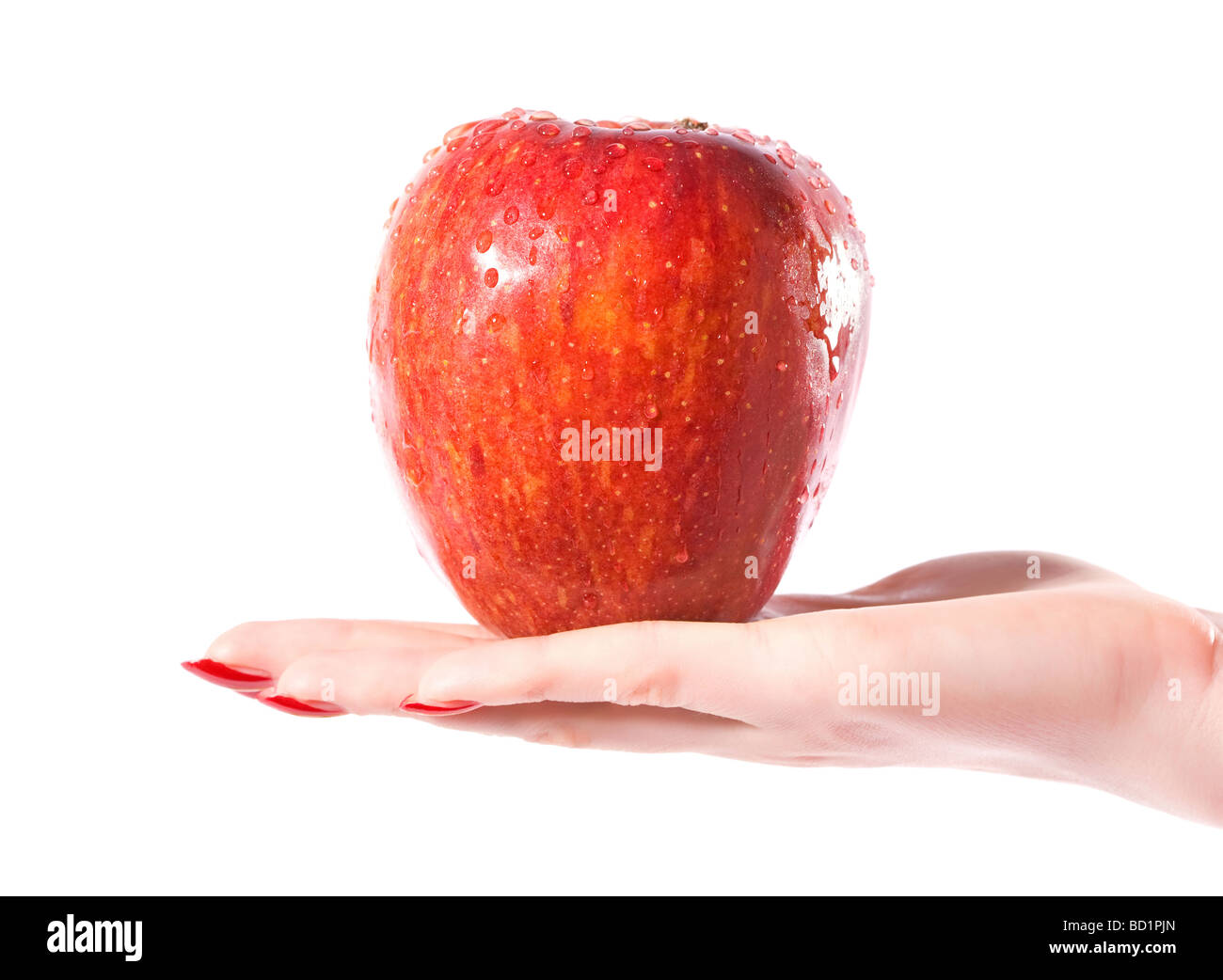 Frau Hand mit nassen roten Apfel isoliert auf weiß Stockfoto