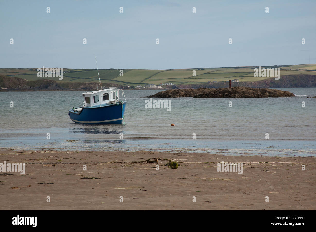 Traditionelle hölzerne Fischerboote vertäut am Burgh Island Devon England Stockfoto