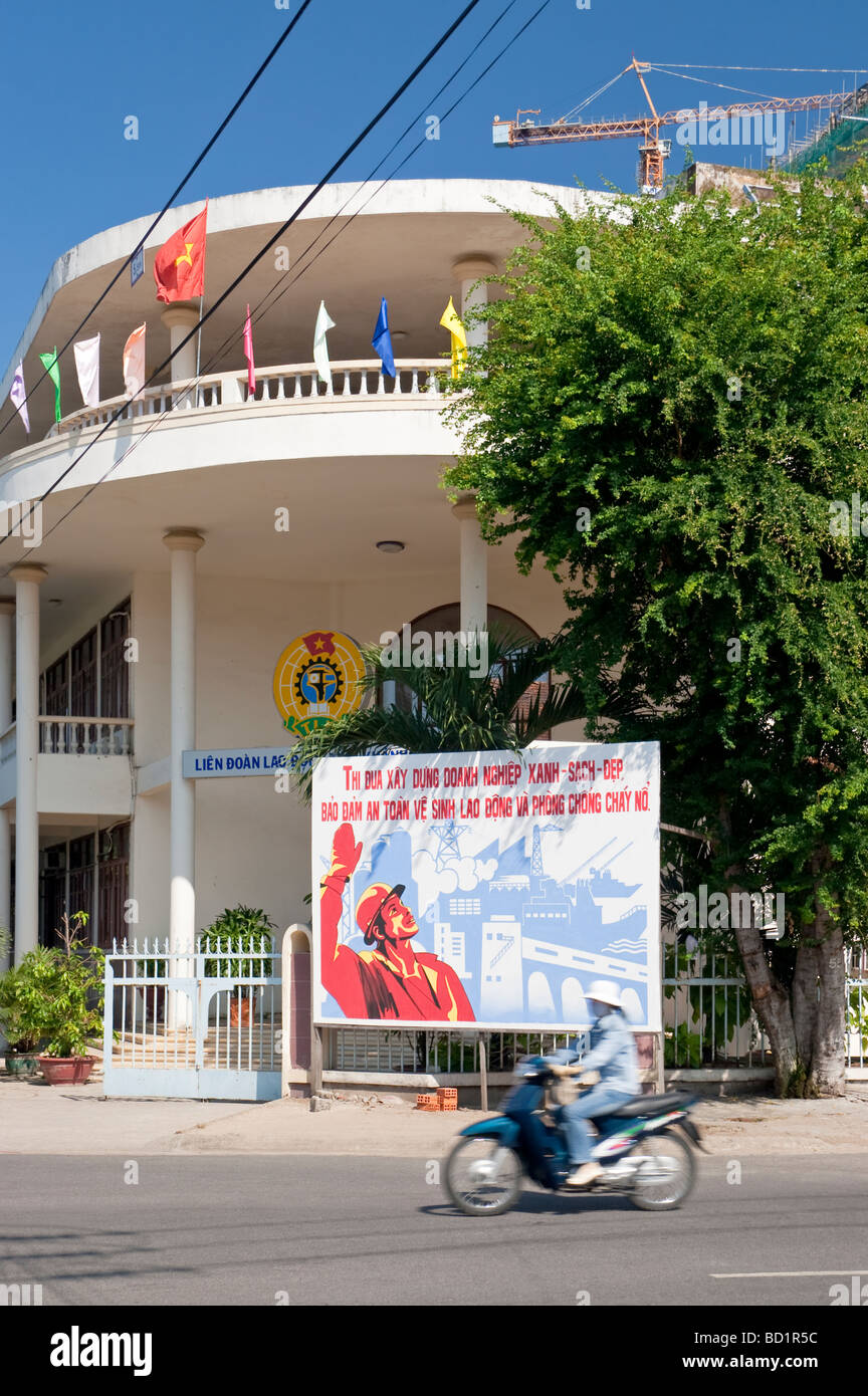 Straßenecke mit kommunistischem Propagandaplakat, Nha Trang, Provinz Khanh Hoa, Vietnam Stockfoto