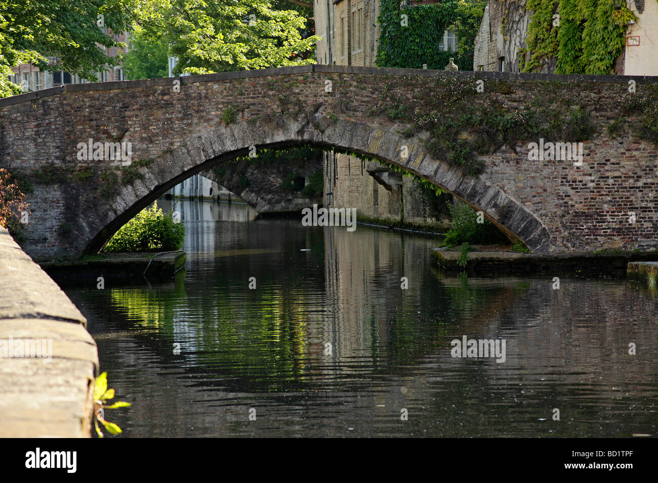Brücke und Kanal im historischen Zentrum von Brügge Belgien Europa Stockfoto