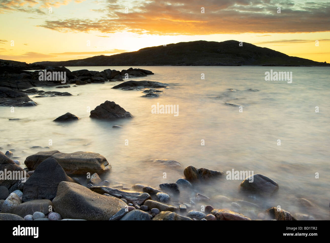 Sonnenuntergang über der Insel Scarp, gesehen von der West Küste von Harris, äußeren Hebriden, Schottland Stockfoto