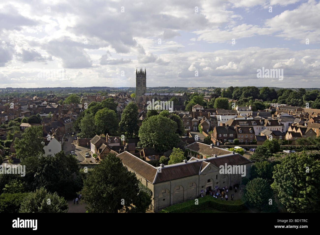 Blick vom Kerls Turm im Warwick Castle zeigt die Stadt Warwick und Str. Marys Kirche. Stockfoto