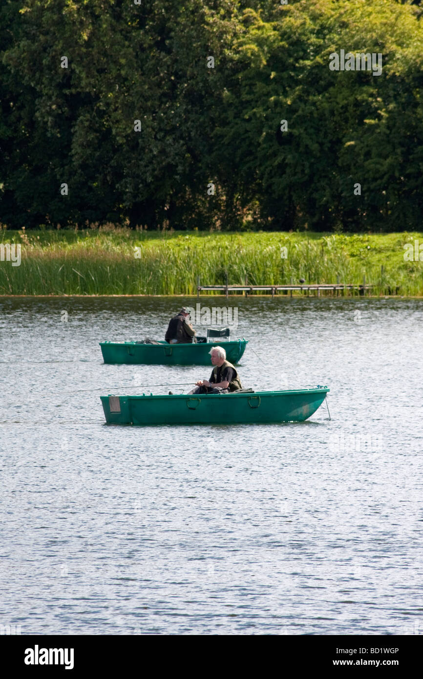 "Fly fishing" auf ein Reservoir mit einem kleinen Boot Stockfoto