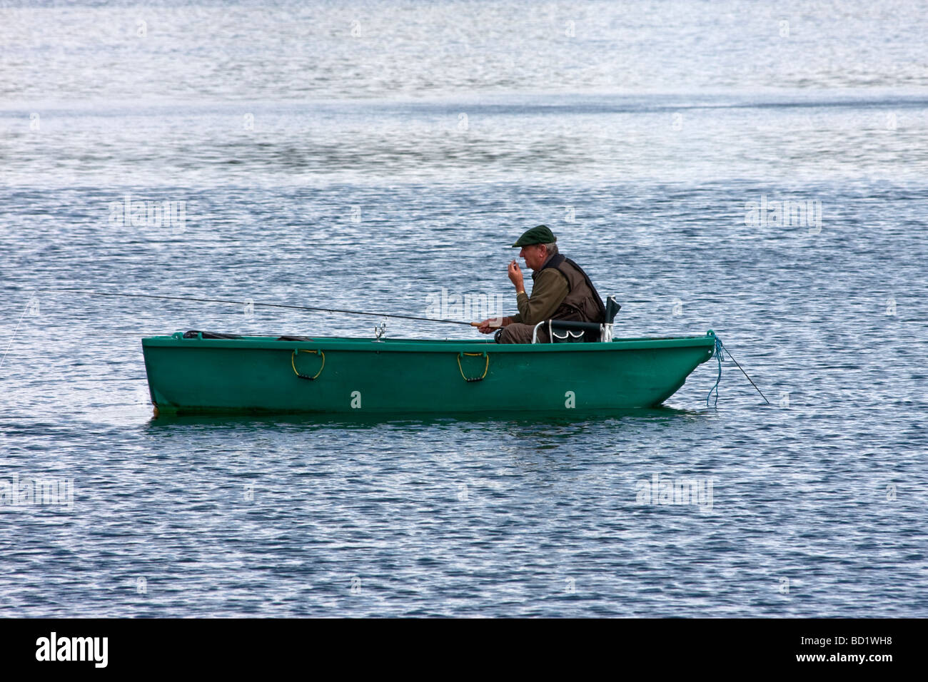 "Fly fishing" auf ein Reservoir mit einem kleinen Boot Stockfoto