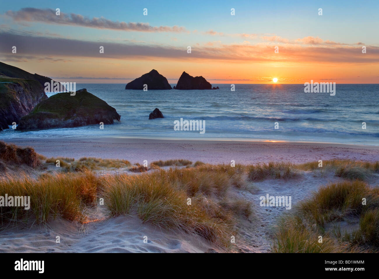 Sonnenuntergang mit Blick auf die Fuhrleute Holywell rockt cornwall Stockfoto