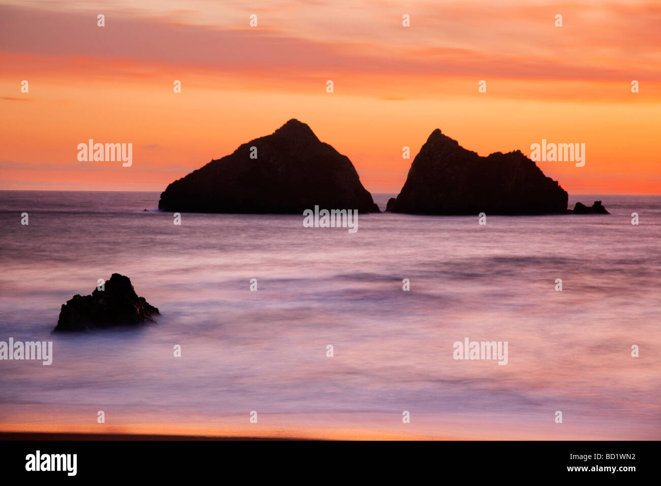 Sonnenuntergang mit Blick auf die Fuhrleute Holywell rockt cornwall Stockfoto