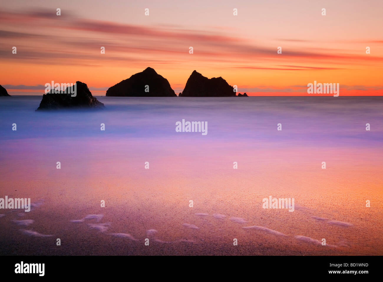 Sonnenuntergang mit Blick auf die Fuhrleute Holywell rockt cornwall Stockfoto