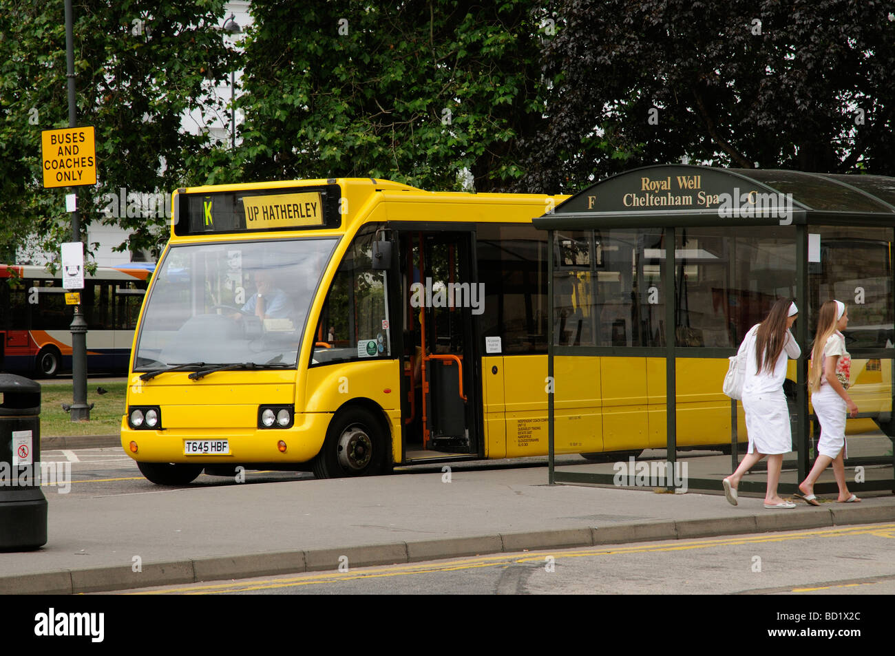 Cheltenham Gloucestershire England UK Stadtzentrum Bushaltestelle Yellow Coach der unabhängige Busunternehmen Stockfoto