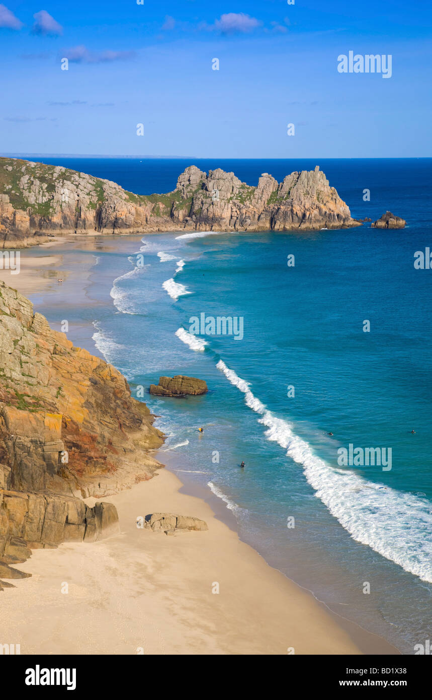 Pednvounder Strand und Logan Rock in der Nähe von Porthcurno Cornwall Stockfoto