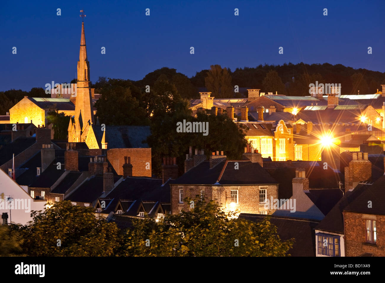 Blick auf alte Elvet und Elvet methodistische Kirche in Durham an einem Sommerabend Stockfoto